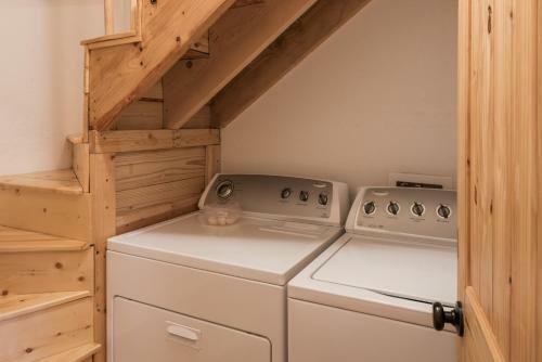 Aurora Montealis, 2 Bedrooms, Sleeps 4, Mountain Views, Fireplace, Wifi