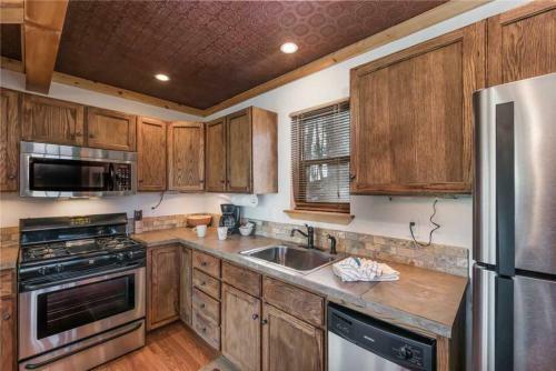 Aurora Montealis, 2 Bedrooms, Sleeps 4, Mountain Views, Fireplace, Wifi