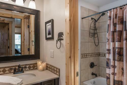 Aurora Montealis, 2 Bedrooms, Sleeps 4, Mountain Views, Fireplace, Wifi