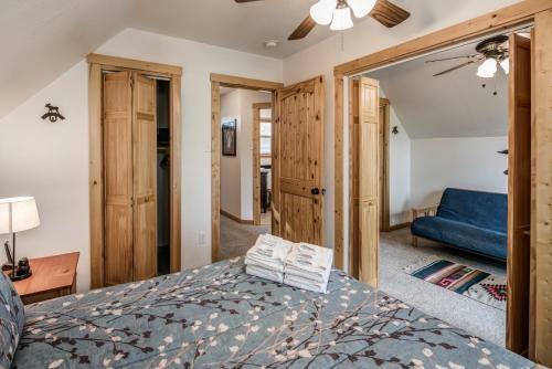 Aurora Montealis, 2 Bedrooms, Sleeps 4, Mountain Views, Fireplace, Wifi