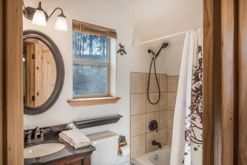 Aurora Montealis, 2 Bedrooms, Sleeps 4, Mountain Views, Fireplace, Wifi