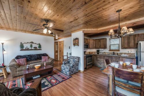 Aurora Montealis, 2 Bedrooms, Sleeps 4, Mountain Views, Fireplace, Wifi