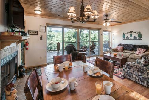 Aurora Montealis, 2 Bedrooms, Sleeps 4, Mountain Views, Fireplace, Wifi