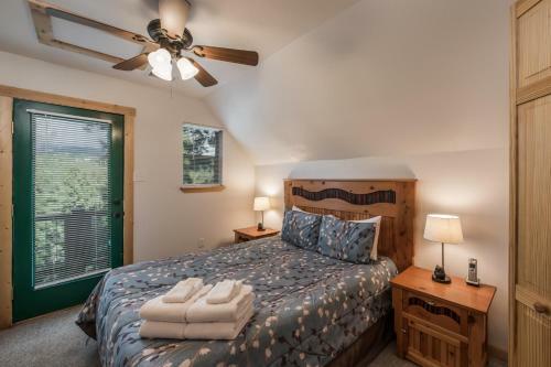 Aurora Montealis, 2 Bedrooms, Sleeps 4, Mountain Views, Fireplace, Wifi