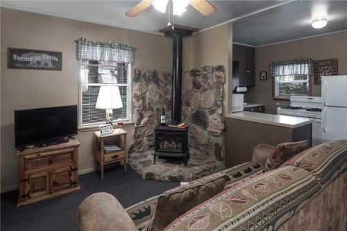 Cozy Bear 6, 1 Bedroom, Fireplace, Midtown, Sleeps 4