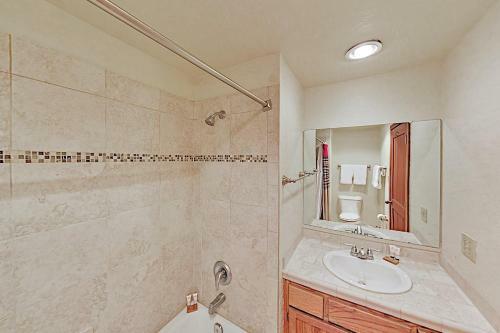 Apartamento Chic Forest-view Condo With Balcony - Near Slopes! Condo