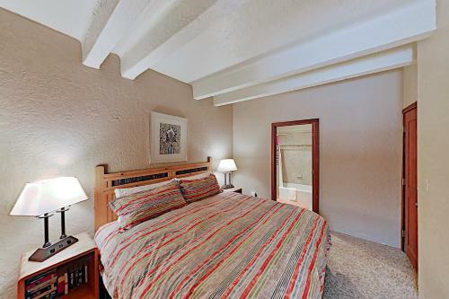 Apartamento Chic Forest-view Condo With Balcony - Near Slopes! Condo