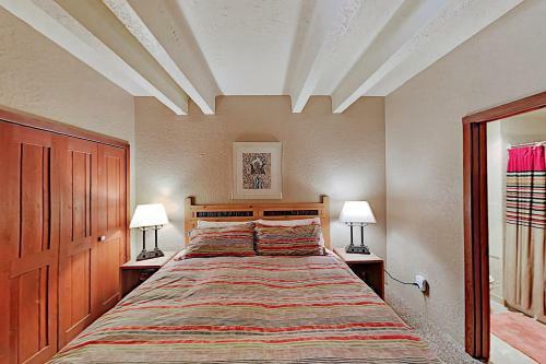Apartamento Chic Forest-view Condo With Balcony - Near Slopes! Condo