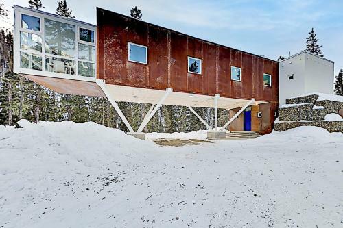 Modern Home - Sunroom, Big Views - Walk To Lift Home