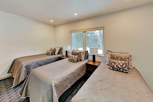Modern Home - Sunroom, Big Views - Walk To Lift Home