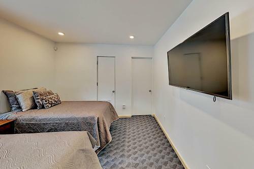 Modern Home - Sunroom, Big Views - Walk To Lift Home