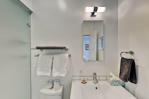 Modern Home - Sunroom, Big Views - Walk To Lift Home