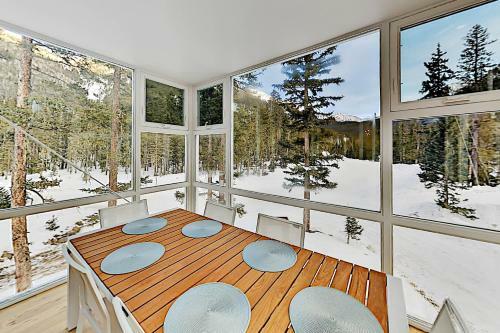 Modern Home - Sunroom, Big Views - Walk To Lift Home