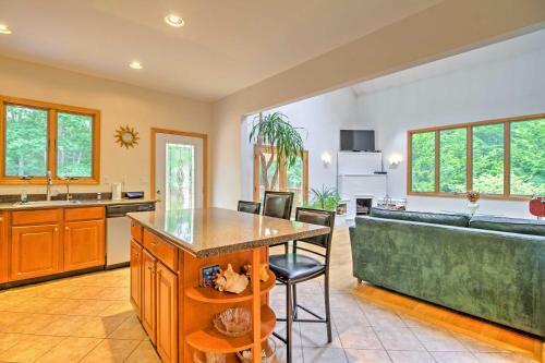Beautiful East Hampton Home With Hot Tub And Pool!