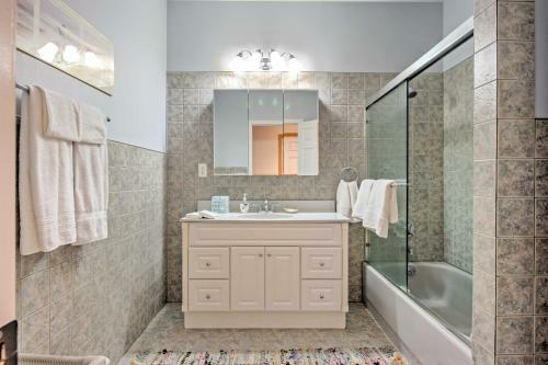 Beautiful East Hampton Home With Hot Tub And Pool!