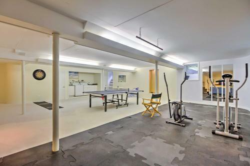 Beautiful East Hampton Home With Hot Tub And Pool!