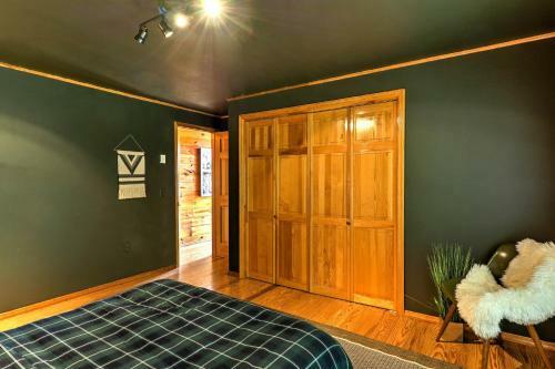 Catskill Chalet Cabin About 3 Mi From Belleayre Resort!