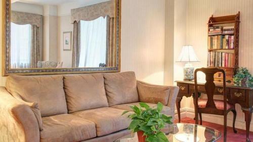 Roger Smith Hotel By Suiteness