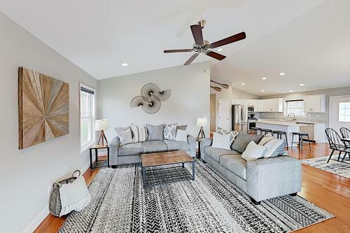 River-view Deck & Hot Tub! Minutes To Downtown Home