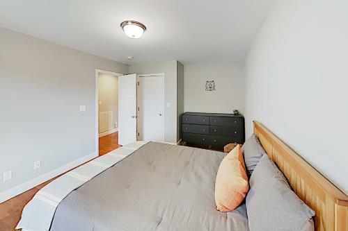 River-view Deck & Hot Tub! Minutes To Downtown Home
