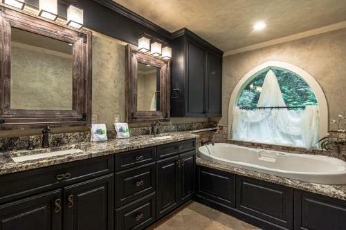 Cool Stream Lodge Cabin