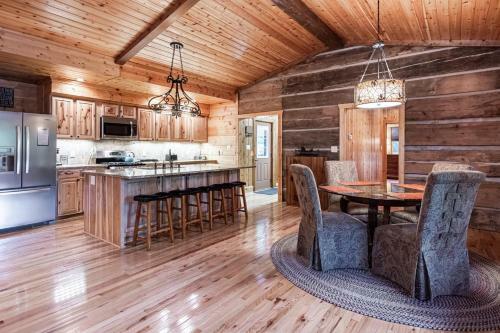 Cool Stream Lodge Cabin
