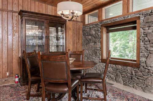 Cool Stream Lodge Cabin