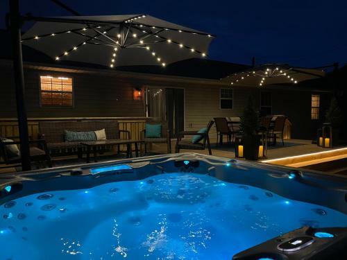 Wooded Oasis With Firepit, Lawn & Amazing Locale Home