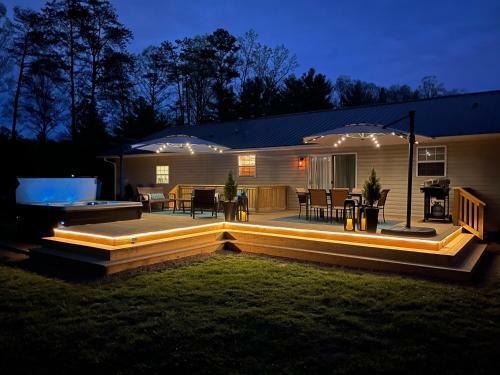 Wooded Oasis With Firepit, Lawn & Amazing Locale Home