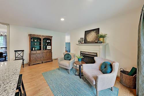 Wooded Oasis With Firepit, Lawn & Amazing Locale Home