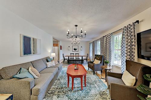 Wooded Oasis With Firepit, Lawn & Amazing Locale Home