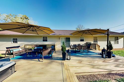 Wooded Oasis With Firepit, Lawn & Amazing Locale Home