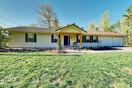 Wooded Oasis With Firepit, Lawn & Amazing Locale Home