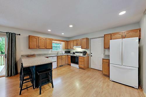 Wooded Oasis With Firepit, Lawn & Amazing Locale Home