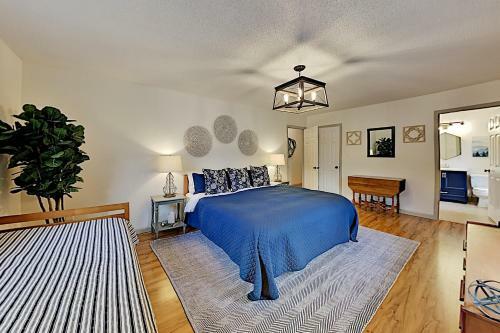 Wooded Oasis With Firepit, Lawn & Amazing Locale Home