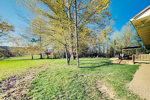 Wooded Oasis With Firepit, Lawn & Amazing Locale Home