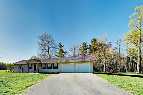 Wooded Oasis With Firepit, Lawn & Amazing Locale Home