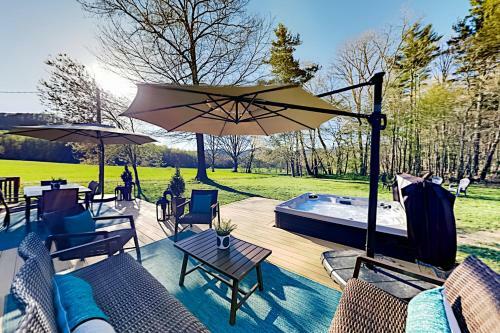 Wooded Oasis With Firepit, Lawn & Amazing Locale Home