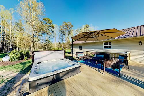 Wooded Oasis With Firepit, Lawn & Amazing Locale Home