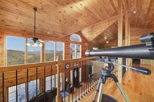 Getaway With Game Room And Views - 3 Mi To Beech Mtn!