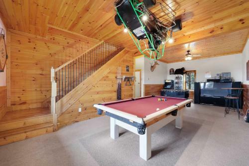 Getaway With Game Room And Views - 3 Mi To Beech Mtn!