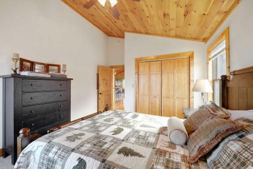 Getaway With Game Room And Views - 3 Mi To Beech Mtn!