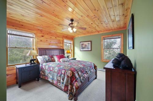 Getaway With Game Room And Views - 3 Mi To Beech Mtn!