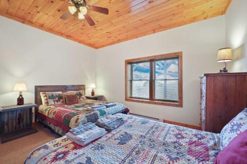 Getaway With Game Room And Views - 3 Mi To Beech Mtn!
