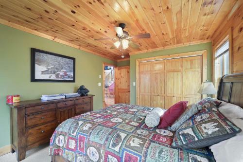 Getaway With Game Room And Views - 3 Mi To Beech Mtn!