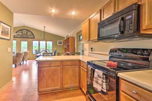 Warm Wooded Cabin With 2-story Deck And Mtn Views!
