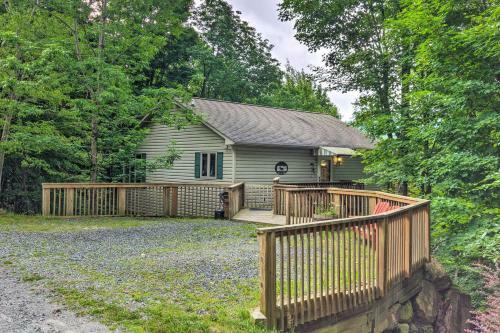 Warm Wooded Cabin With 2-story Deck And Mtn Views!
