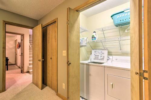 Warm Wooded Cabin With 2-story Deck And Mtn Views!