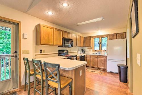 Warm Wooded Cabin With 2-story Deck And Mtn Views!