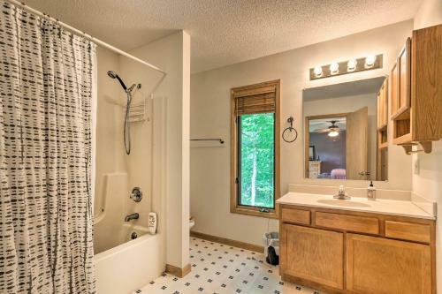 Warm Wooded Cabin With 2-story Deck And Mtn Views!